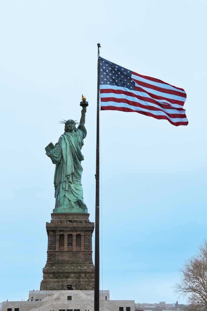 Estatua de la Libertad y bandera